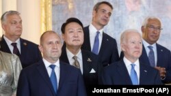 Orbán Viktor miniszterelnök és Joe Biden amerikai elnök (j2) részt vesznek egy madridi NATO csúcson 2022. június 28-án