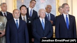 Predsednik SAD Džo Bajden (prvi red u sredini) i mađarski premijer Viktor Orban (iza levo) – zajedno s drugim evropskim liderima – na samitu NATO-a u Madridu u junu 2022. Bajden dva puta nije pozvao Orbana na svoj Samit za demokratiju.