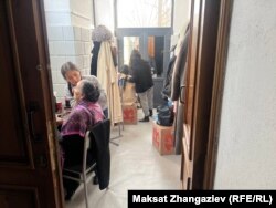 Театрдын учурдагы убактылуу грим бөлмөсү.