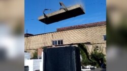 Un ucrainean a creat un adăpost mobil. L-a testat aruncând pe el o greutate de o tonă