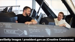 Президентът на Украйна Володимир Зеленски и премиерката на Дания Мете Фредериксен посещават база със самолети F-16, които Копенхаген ще изпрати на Киев.