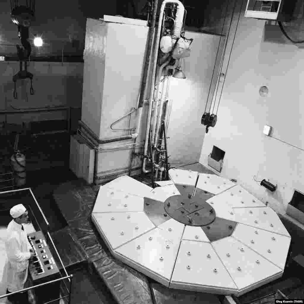 Fotografie a Atomului Păcii, în reactorul Centralei Nucleare Obninsk. Uniunea Sovietică a încercat să valorifice fisiunea nucleară pentru producerea de energie - motivul a fost, în parte, și cauza distribuției dificile a combustibililor fosili care alimentau o mare parte din industria ei.