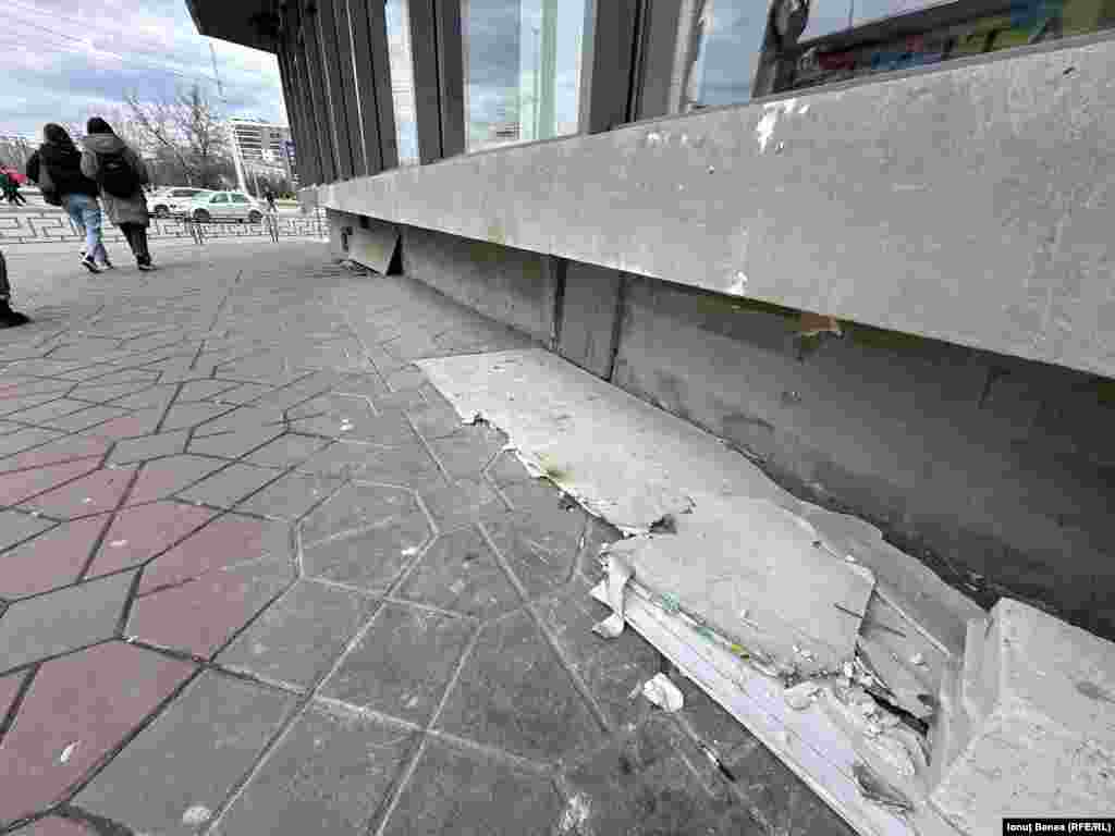 Iași. Un trotuar din zona Podu Roș este murdărit de rigipsul lăsat de izbeliște de muncitori.&nbsp;