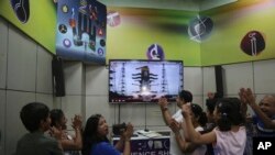 India a devenit prima țară din care a aterizat cu succes o navă spațială lângă polul sudic al Lunii, într-un moment istoric care a atras urale la petrecerile vizionate în întreaga țară.