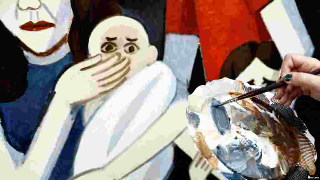 Zoja Cserkaszkij izraeli&ndash;ukrán festő egy művén dolgozik, amelyet az október 7-i Hamász-támadás után készített, miután visszatért Izraelbe az orosz támadás alatt álló Ukrajnából