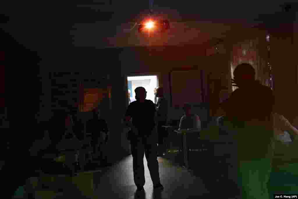 Učesnici slušaju instruktora tokom obuke korišćenja vatrenog oružja za civile. Prema rečima Mihajla Ščerbine, zamenika direktora za opštinsku bezbednost u Kijevu, više od 2.000 ljudi se prijavilo za obuku koja je održana 11. jula, od kojih su 70 odsto žene.