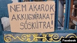 Tiltakozó tábla egy sóskúti kapuban 2024. február 9-én