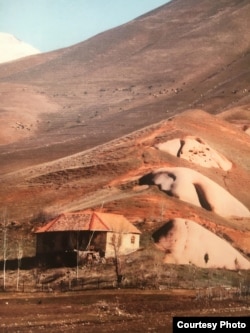 Кубатбек Жусубалиевдин Алайдын Кердегей айылындагы үйү.