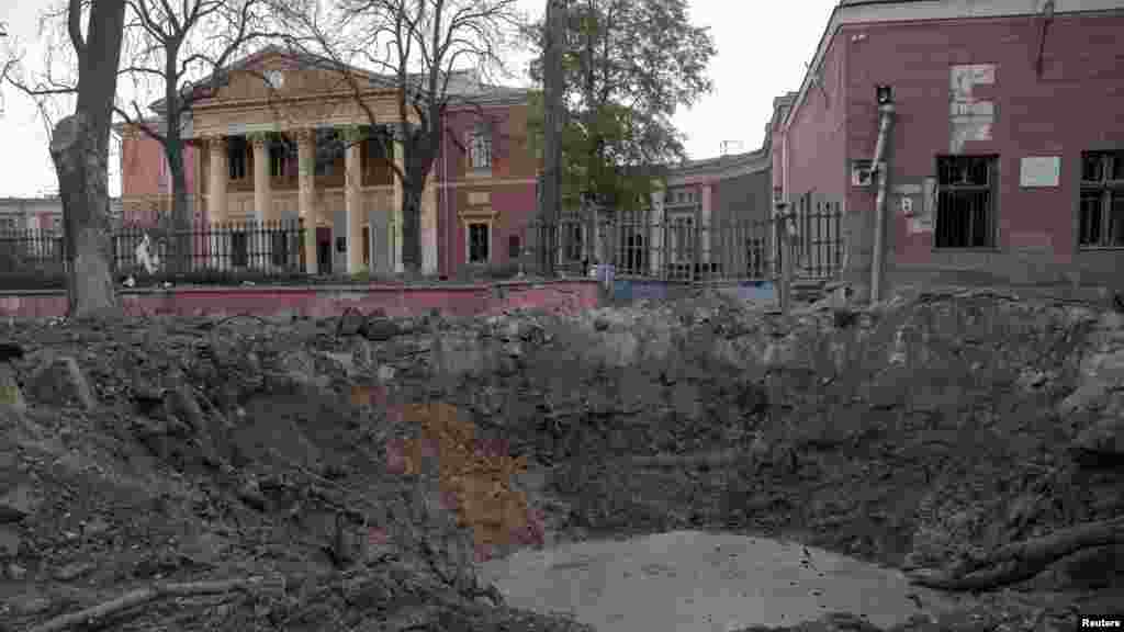 A november 5&ndash;6-án éjjel végrehajtott orosz rakétacsapás következtében keletkezett kráter Odesszában