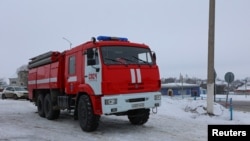 Vatrogasno vozilo u blizini mjesta pada ruskog aviona blizu sela Jablonovo u regiji Belgorod, Rusija, 24. januara 2024.
