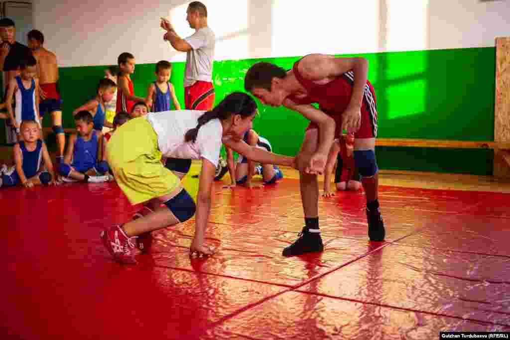 Asema je jedina djevojčica u selu koja se bavi hrvanjem.