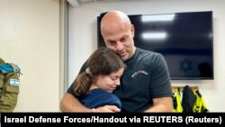 Хила Ротем-Шошани, која беше киднапирана од вооружени лица на Хамас за време на нападот на Израел на 7 октомври, се среќава со член на семејството откако беше ослободена. 