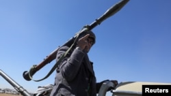 Plemenski pristaša jemenskih Hutija nosi bacač RPG-a tokom protesta protiv nedavnih napada predvođenih SAD-om na ciljeve Hutija, u blizini Sane, Jemen, 14. januar 2024.