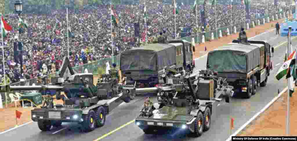 Napredni sistemi artiljerijskih topova indijske proizvodnje na paradi u Indiji 2017. godine. U avgustu 2023. Armenija je primila svoju prvu pošiljku indijskih naprednih sistema artiljerijskih topova (ATAGS). Erevan je navodno naručio 84 komada oružja po cijeni od 155,5 miliona dolara i bio je prva zemlja kojoj je Indija prodala novorazvijene artiljerijske sisteme. &nbsp;