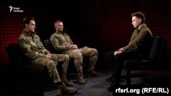 «Перс» (крайній ліворуч) і «Вайт» (по центру), військові Російського добровольчого корпусу, що захищають Україну на фронті, а також журналіст Радіо Свобода Тарас Левченко (праворуч) під час запису інтерв'ю, січень 2024 року