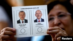 На першому турі голосування Реджеп Таїп Ердоган (ліворуч) отримав 49,51% виборців, його головний опонент Кемаль Киличдароглу – 44,88%