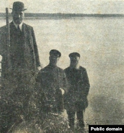 Prohanov sa sa svojim drugovima nakon simboličnog sađenja sadnica.