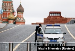 Policajac čuva zatvoreni Crveni trg u Moskvi, Rusija, 24. juna 2023.