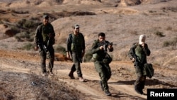 Izraelski vojnici patroliraju područjem na izraelskoj strani granice između Izraela i Gaze usred sukoba između Izraela i palestinske grupe Hamas, 15. novembra 2023.