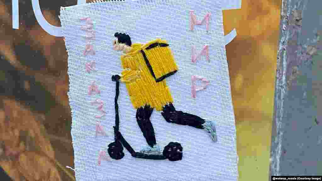 Egy futár&nbsp;Békét rendeltél&nbsp;felirattal. A Wake Up Russia úgy jellemzi magát mint &bdquo;tudatos orosz állampolgárok közössége, akik meghozták a döntésüket, és megpróbálnak másokat is felébreszteni&rdquo;