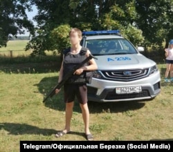 Український хлопець у Білорусі фотографується з автоматом
