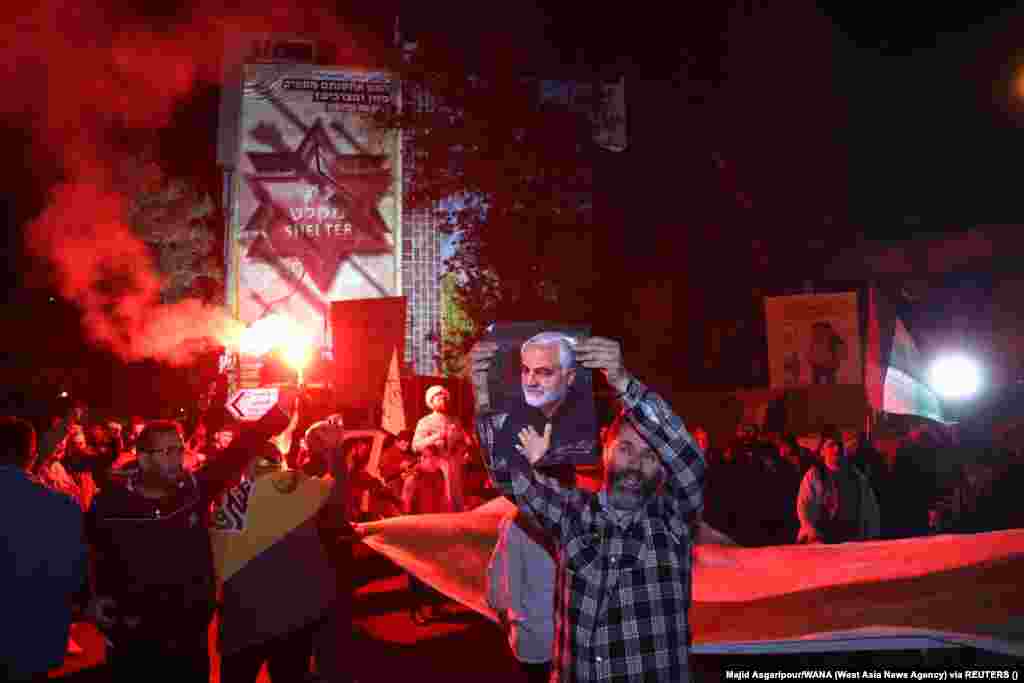 Një qytetar mban një fotografi të komandantit ushtarak iranian, Qassem Soleimani, i cili u vra në një sulm me dron të SHBA-së&nbsp;më 3 janar, 2020, pranë aeroportit të Bagdadit.
