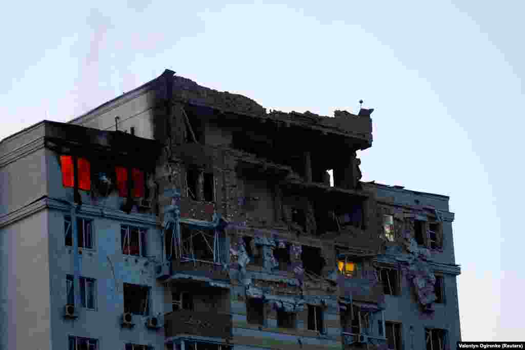 Zapaljena zgrada oštećena tokom napada dronom na Kijev.