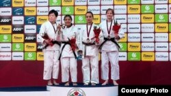 Хайитхон Хусан кызы сыйлоо аземинде.