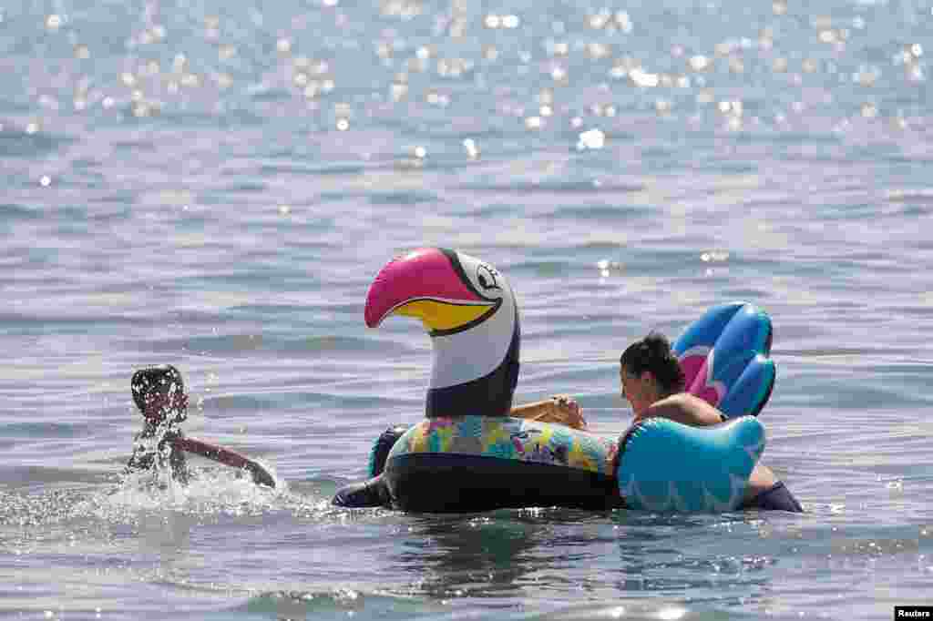 Majka i djeca se kupaju na plaži&nbsp;Barbani kod Ulcinja, Crna Gora, 19. juna 2024. U Crnoj Gori je 20. juna bilo sunčano i veoma toplo, da najvišom dnevnom temperaturom do 40 stepeni.