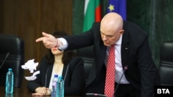 Главният прокурор Иван Гешев хвърля парчетата от оставката си, която скъса по време на пресконференция в понеделник