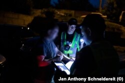 Vlad és Bohdan egy szovjet korabeli lakótelep hátsó udvarán. A családi vita elfajult és erőszakba torkollott. Az áldozat részeg, feljelentést akar tenni