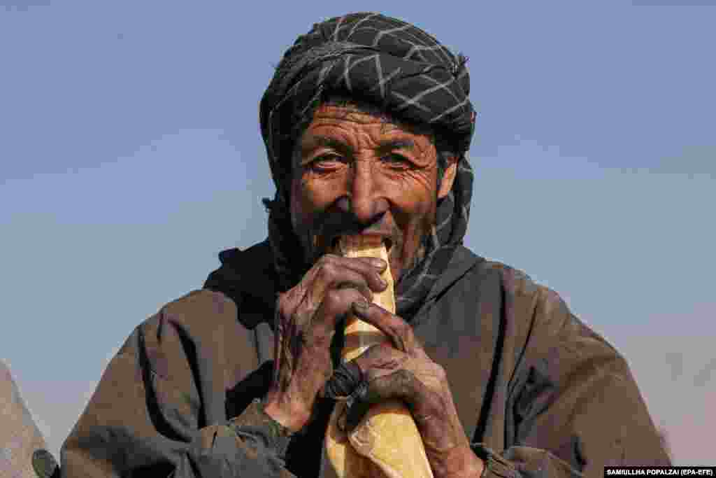 Avganistanski radnik jede dok radi u rudniku uglja na periferiji Kabula.
