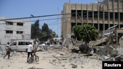 Palestinci traže žrtve ispred sjedišta UNRWA u Gazi, 23. jun 2024.