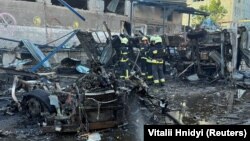 Рятувальники на місці російського удару по Харкову, 30 червня 2024 року