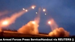 Brigada a 57-a ucraineană trage cu sisteme de rachete multiple Grad asupra forțelor rusești în Bakhmut, la 9 mai.