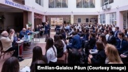 Lansarea antologiei Poezia românească după 1945 la liceul Aristotel din Chişinău. 