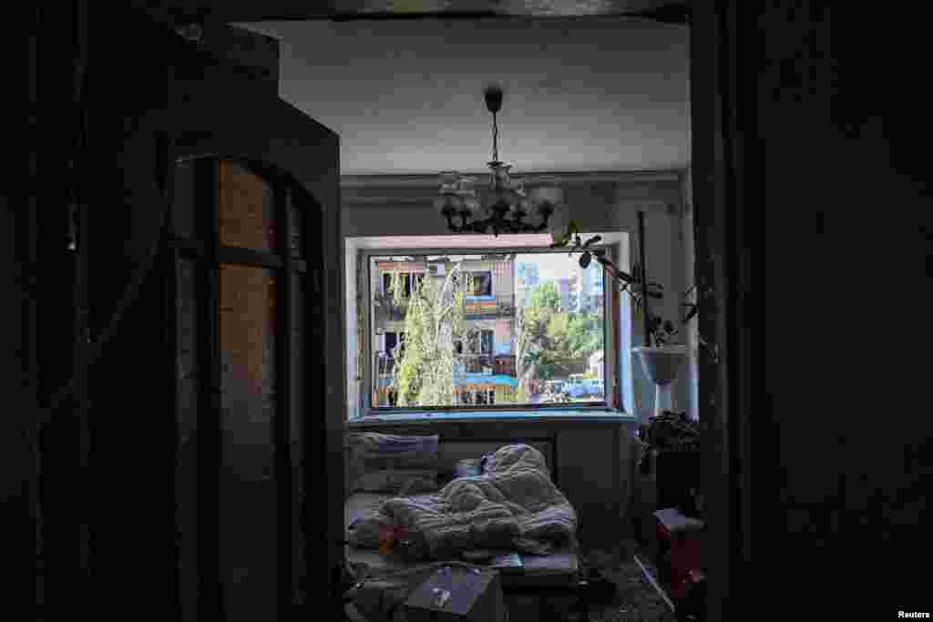 Egy pokrovszki lakos fekszik az orosz rakétacsapás során előző este megsérült otthonában az ukrajnai Donyecki területen fekvő Pokrovszkban 2023. augusztus 8-án.&nbsp;Pavlo Kirilenko, a terület vezetője elmondta, hogy a civilek az első csapásban, a szolgálatban lévők a másodikban haltak meg