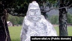 Жарынак бектин “Кезер-Таш” эстелиги 2013-жылдын 13-июнунда Башка-үүс өзөнү менен Челушман дарыясынын кошулган жеринде орнотулган. Жарынакты алтайлыктар өз бабасы катары санап, “Кайракан Жарынак” деп аташат. Улаган району, Алтай Республикасы, Орусия.