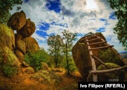 "небесната стълба". Скалната арка Момини камъни от Култов комплекс Каменница край село Старосел, община Хисаря. От изложбата на Иво Филипов "Паметта на скалите".