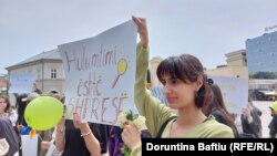 Studentja e psikologjisë në Universitetin e Prishtinës, Fjolla Hoxha, i bashkohet kërkesës së organizatorëve për financim të hulumtimeve për çështjet e shëndetit mendor.