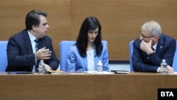 Министърът на финансите Асен Василев, външната министърка Мария Габриел и премиерът Николай Денков