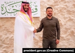 (Архівне фото). Президент України Володимир Зеленський і спадковий принц, прем’єр-міністр Саудівської Аравії Мухаммад бін Салман аль Сауд (ліворуч). Джидда, Саудівська Аравія, 19 травня 2023 року
