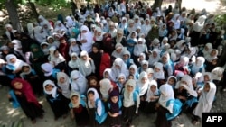 Avganistanske učenice pohađaju osnovnu školu na otvorenom u okrugu Khogjani u istočnoj provinciji Nangarhar. 