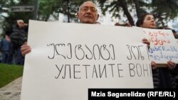 Учасники акції протесту прийшли з тематичними банерами проти прямих авіарейсів із Росії