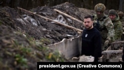 Președintele ucrainean, Volodimir Zelenski, inspectează un avanpost al Serviciului Frontierei de Stat de la granița cu Rusia în timpul unui turneu în regiunea Sumi, 28 martie.
