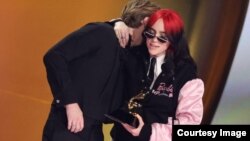 Билли Айлиш сыйлыкка "Барби" деген жазуу бар кийим менен келген.