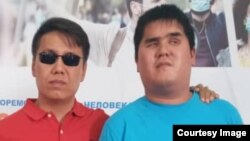 Жакшылык Кадыров Жогорку Кеңештин депутаты Дастан Бекешев менен. (сүрөт Жакшылыктын жеке архивинен)