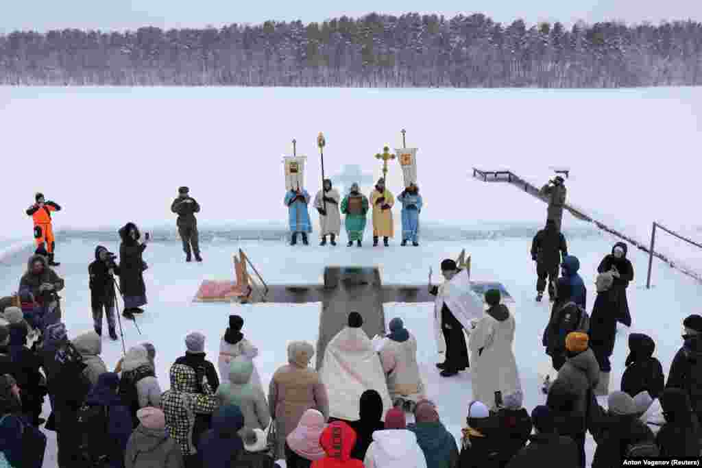 Un preot binecuvântează apa în orașul Sertolovo din regiunea Leningrad din Rusia. (foto&nbsp;REUTERS/Anton Vaganov)