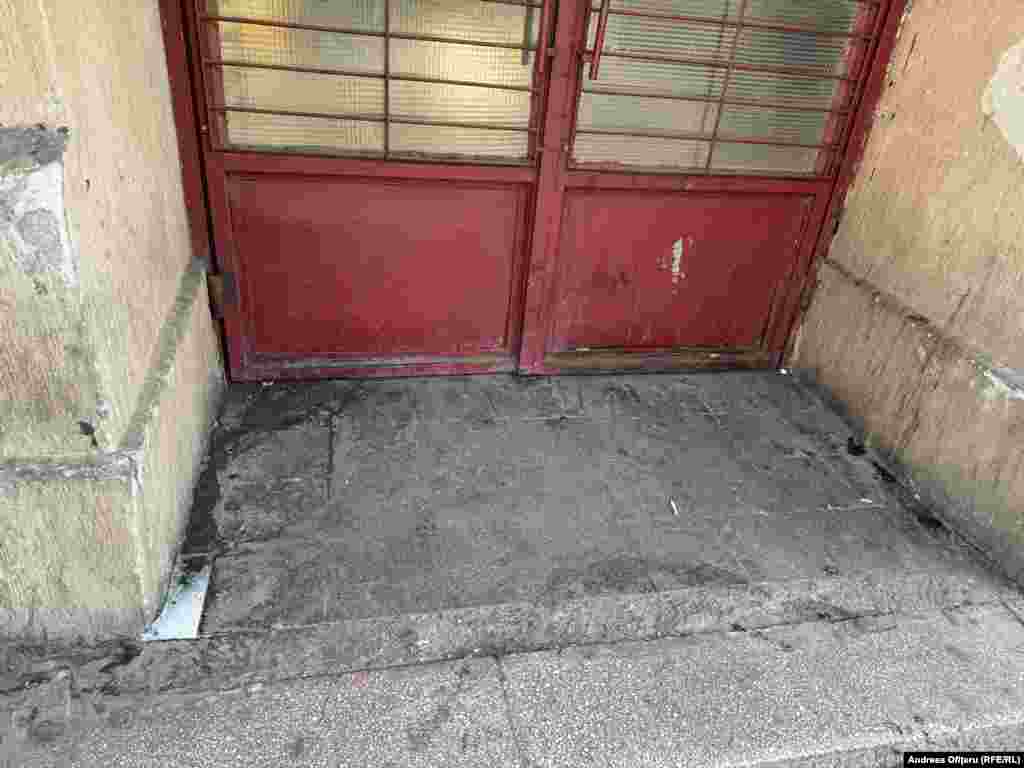 Intrarea unui bloc din București.