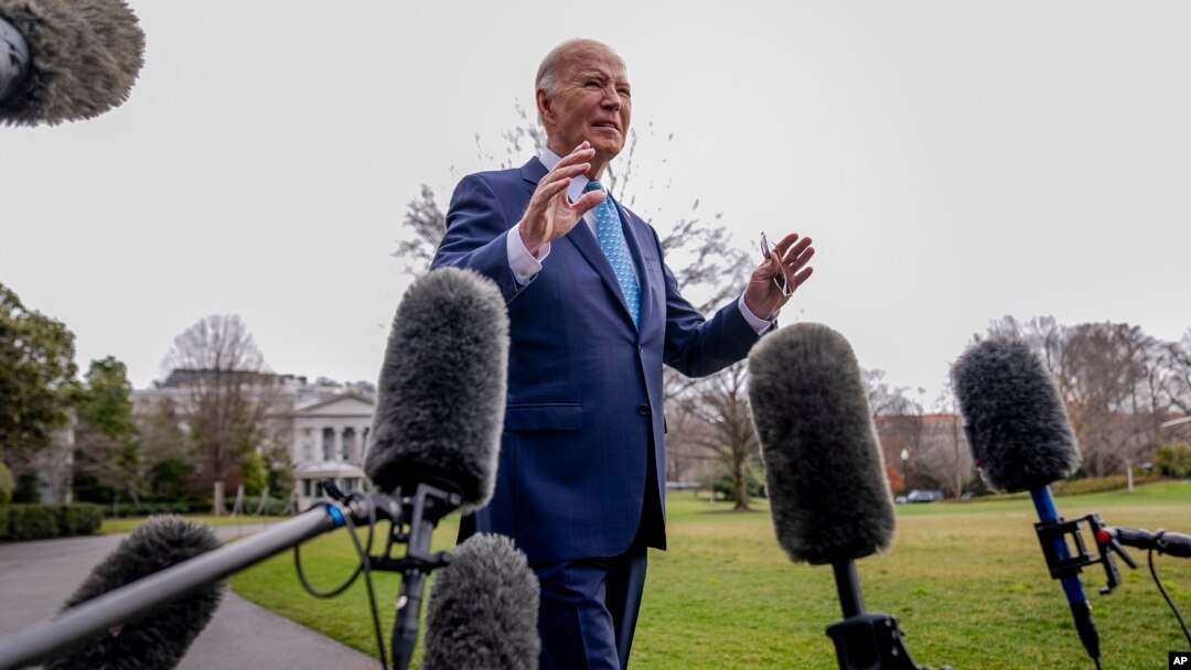 Joe Biden u razgovoru s novinarima ispred Bijele kuće, Washington, SAD, 30. januara 2024.